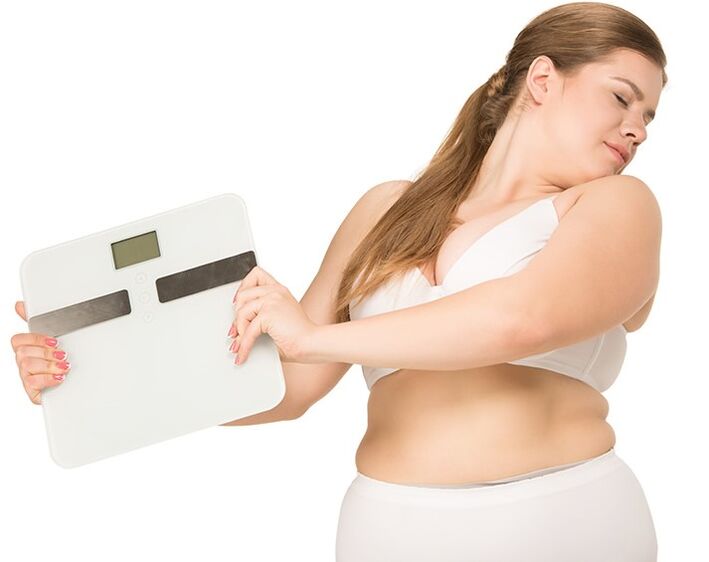 Chica obesa antes de tomar las cápsulas de la dieta Keto
