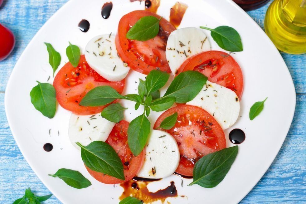 tomates con queso y hierbas para la dieta mediterranea
