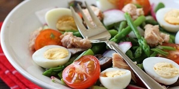 ensalada de verduras con huevos para adelgazar