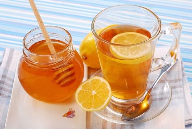 Agua con miel un refrigerio saludable en una dieta de trigo sarraceno y miel