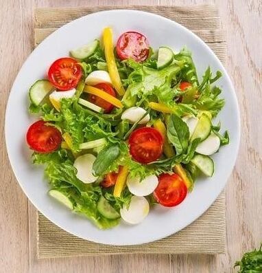 Una de las opciones para una dieta de trigo sarraceno durante un mes incluye el uso de ensaladas de verduras. 