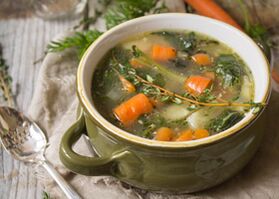 El menú dietético después de la extirpación de la vesícula biliar incluye sopa de verduras. 
