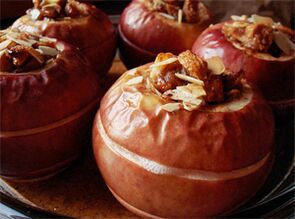 La manzana al horno con frutos secos es un postre del menú dietético tras la extirpación de la vesícula biliar. 