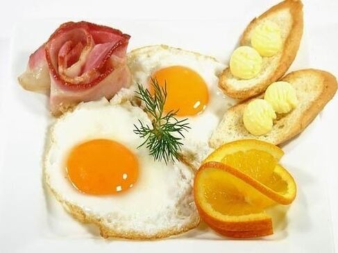 huevos fritos con carne ahumada como alimento prohibido para la gastritis