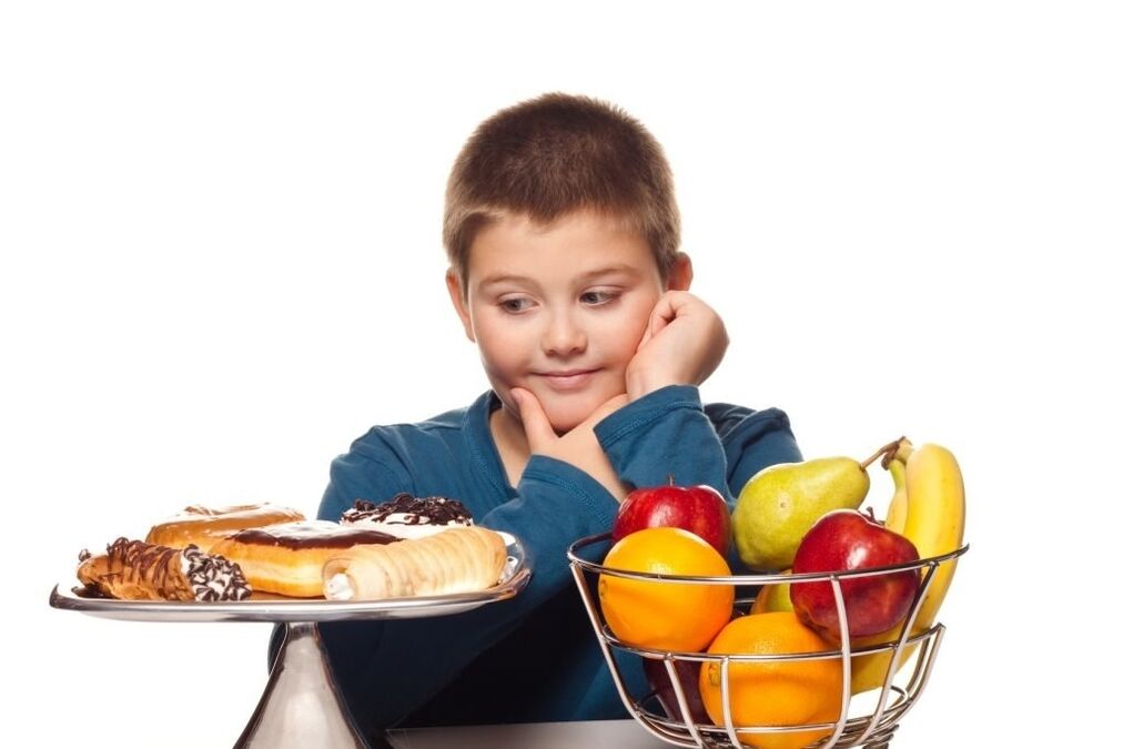 Eliminar los alimentos azucarados no saludables de la dieta de un niño en favor de las frutas. 