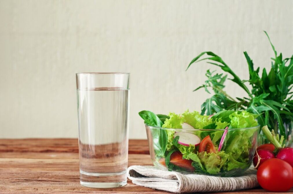 El agua antes de las comidas es la esencia de una dieta perezosa. 